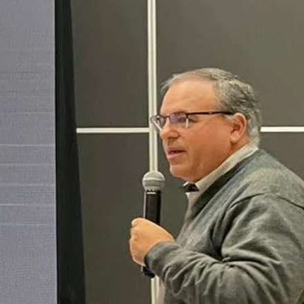 Diego F. Craig exponiendo con micrófono