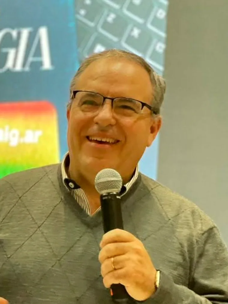 Diego F. Craig durante una conferencia, con micrófono en mano